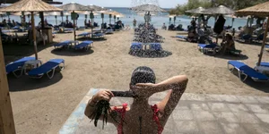 Γυναίκα κάνει ντους στην παραλία