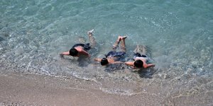 Καύσωνας παιδιά στην παραλία