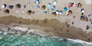 Παραλία με ομπρέλες 