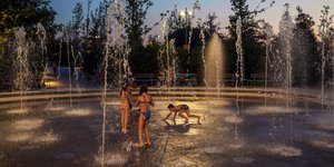 Παιδιά παίζουν στο συντριβάνι του Στ. Νιάρχος εν μέσω καύσωνα