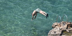 Βουτιές στη θάλασσα