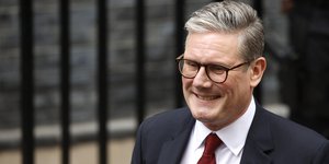 Ο Κιρ Στάρμερ έξω από την Ντάουνινγκ Στριτ