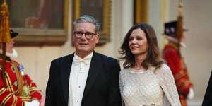 Ο Κιρ Στάρμερ με την σύζυγό του Βικτόρια στο παλάτι του Μπάκιγχαμ