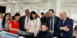 Επίσκεψη Κεραμέως στους χώρους ψηφιοποίησης της ασφαλιστικής ιστορίας πολιτών για τον e-ΕΦΚΑ