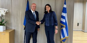Η υπ. Εργασίας Νίκη Κεραμέως με τον πρόεδρο του δ.σ. του ΣΕΒ, Σπύρο Θεοδωρόπουλο
