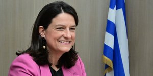 Η Νίκη Κεραμέως χαμογελαστη