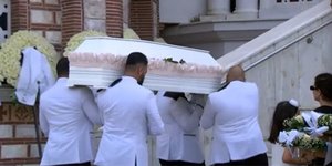 Η εξόδιος ακολουθία της 13χρονης στην Χαλκιδική που έχασε τη ζωή της από χτύπημα κεραυνού στο Ποσείδι
