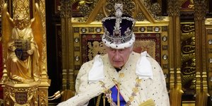 Ο Κάρολος εκφωνεί τον «Λόγο του βασιλιά»