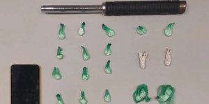 Τα φιξάκια και η μεταλλική ράβδος που κατασχέθηκαν από τις Αρχές