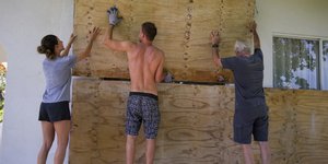 Οι προετοιμασίες των κατοίκων για την έλευση του κυκλώνα