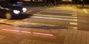 Κόκκινες λωρίδες άσφαλτος