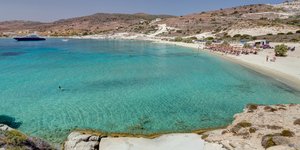 Γαλαζοπράσινα νερα, λευκά βράχια