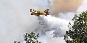 Μάχη για την κατάσβεση της φωτιάς στην Κόρινθο