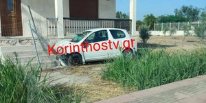 Αυτοκίνητο κατέληξε σε είσοδο σπιτιού