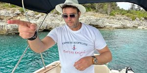 Ο Λάμπης Λιβιεράτος κάνει διακοπές με τις κόρες του