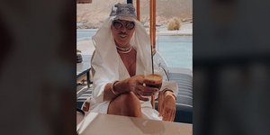 Ο Λάκης Γαβαλάς στη Μύκονο