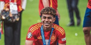 Ο Λαμίν Γιαμάλ, με το τρόπαιο του Euro 2024