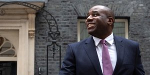  Ο Ντέιβιντ Λάμι, νέος υπουργός Εξωτερικών της Βρετανίας πραγματοποιεί το πρώτο του ταξίδι στη Γερμανία