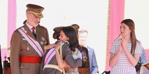 Η αγκαλιά της βασίλισσας Λετίθια στην πριγκίπισσα Λεονόρ