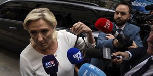 Η Μαρίν Λεπέν μιλάει σε δημοσιογράφους