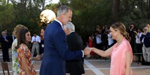 Η βασίλισσα Λετίθια καθιστή 