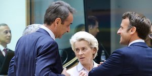 Μητσοτάκης, Λάιεν και Μακρόν συζητούν