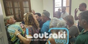 Κόσμος διαμαρτύρεται στη ΔΕΥΑ Λουτρακίου