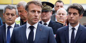 O Γάλλος πρόεδρος Εμανουέλ Μακρόν πλαισιωμένος από τον υπηρεσιακό πρωθυπουργό Ατάλ και τον απερχόμενο ΥΠ ΕΣ Νταρμανέν
