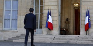 Μακρόν, πλάτη