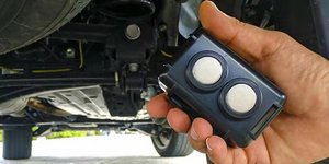 Mαγνήτες κάτω από τα αυτοκίνητα 