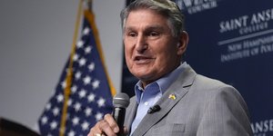  Ο ανεξάρτητος γερουσιαστής Τζο Μάντσιν κάλεσε τον Τζο Μπάιντεν να αποχωρήσει από την προεδρική κούρσα/ Φωτογραφία AP