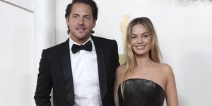 Η Μάργκοτ Ρόμπι με τον σύζυγό της στο κόκκινο χαλί 