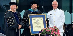 Ο Βαγγέλης Μαρινάκης αναγορεύτηκε Επίτιμος Διδάκτωρ στη Ναυτική Ακαδημία της Μασαχουσέτης