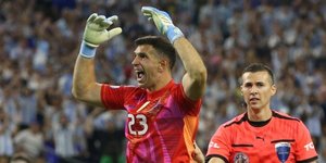 Ο Μαρτίνες πανηγυρίζει μια απόκρουση