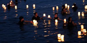 Μάτι: 104 φαναράκια στη θάλασσα στη μνήμη των ανθρώπων που κάηκαν 