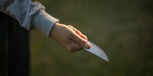 Παιδί κρατάει μαχαίρι
