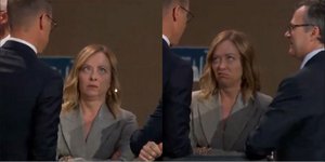 Οι γκριμάτσες αδημονίας της Ιταλίδας πρωθυπουργού Τζόρτζια Μελόνι για το στήσιμο του Αμερικανού προέδρου Μπάιντεν