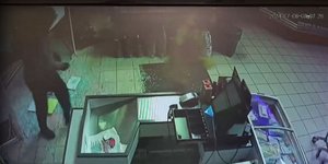 Η στιγμή που οι δράστες μπαίνουν στο κρεοπωλείο