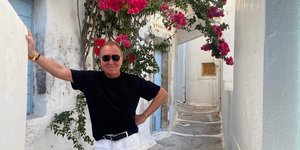 Στην Ελλάδα και ο Aμερικανός σχεδιαστής Michael Kors -Ξετρελάθηκε με τα ψαροχώρια της Μήλου και το ούζο