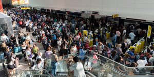 Παγκόσμιο σοκ από το ψηφιακό μπλακ άουτ, έπεσαν τα συστήματα και τα αεροδρόμια γέμισαν κόσμο