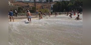 Μύκονος: Αναστάτωση στην παραλία του Αγίου Στεφάνου -Πλοίο προκάλεσε κύματα, τραυματίζοντας δύο λουόμενους