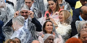 Η Μαρέβα τραβά φωτογραφία τον Κυριάκο Μητσοτάκη που φορά το αδιάβροχο