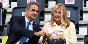 Ο Κυριάκoς Μητσοτάκης με την σύζυγό του Μαρέβα, στην τελετή έναρξης των Ολυμπιακών Αγώνων στο Παρίσι