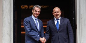 Χειραψία Μητσοτάκη, Ράντεφ