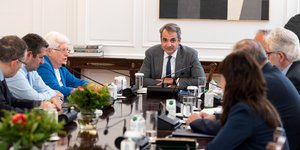 Διυπουργική σύσκεψη υπό τον Μητσοτάκη, με τη συμμετοχή της προέδρου της Επιτροπής Ανταγωνισμού