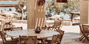 τραπέζι πέργκολα παραλία εστιατόριο Monastiri Πάρος