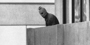  Σε αυτή τη φωτογραφία αρχείου, ένα μέλος της οργάνωσης «Μαύρος Σεπτέμβρης» που κράτησε ομήρους τα μέλη της ισραηλινής Ολυμπιακής αποστολής στέκεται στο μπαλκόνι Μόναχο το 1972