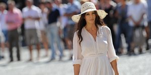 Η Μόνικα Μπελούτσι με λευκό φόρεμα και καπέλο