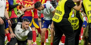 Ο Μοράτα πιάνει το πόδι του μετά το τάκλιν του σεκιουριτά