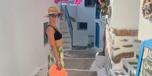 Η Μπέττυ Μαγγίρα επισκέφθηκε την Αμοργό μαζί με την οικογένειά της